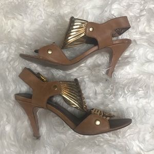 Steve Madden | Cute gold and tan shoes size 8.5